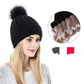 Bonnet doublé de satin avec pompon en fourrure